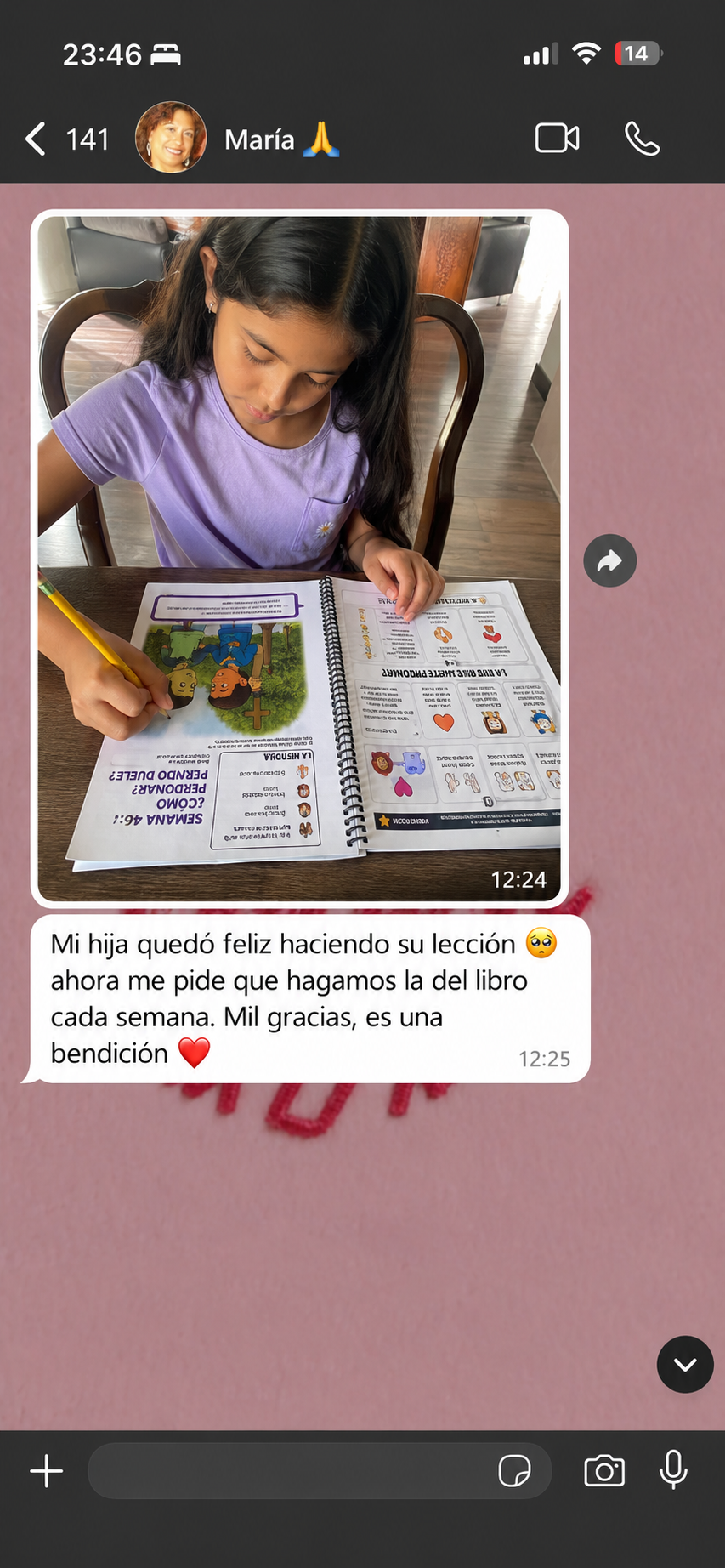 Mensaje de WhatsApp de María mostrando a su hija haciendo la lección